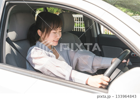 運転中に急ブレーキをかける女性ドライバー(交通事故) 運転中に急ブレーキをかける女性ドライバー(交通事故) 133964843