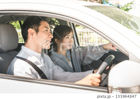 ドライブ中に楽しそうに会話する中年夫婦 ドライブ中に楽しそうに会話する中年夫婦 133964847
