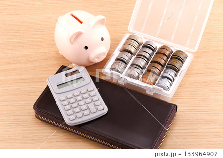 家計と豚の貯金箱 家計と豚の貯金箱 133964907