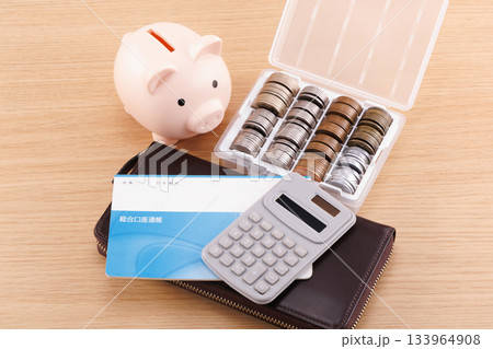 家計と豚の貯金箱 家計と豚の貯金箱 133964908