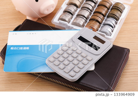 家計と豚の貯金箱 家計と豚の貯金箱 133964909