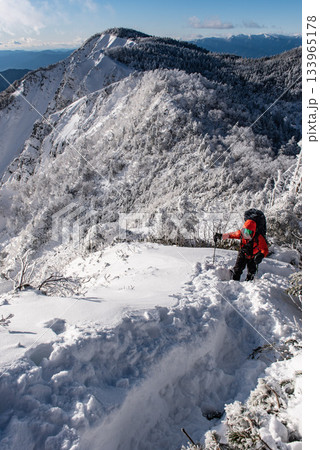 積雪シーズンの雪山 133965178