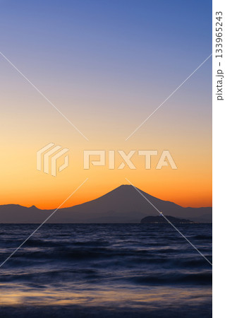 逗子海岸から見た夕焼けの空と湘南の海　神奈川県逗子市 133965243