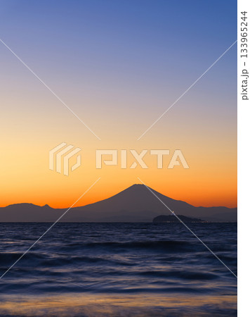 逗子海岸から見た夕焼けの空と湘南の海　神奈川県逗子市 133965244