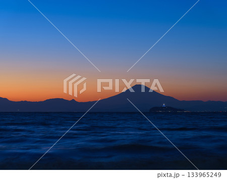 逗子海岸から見た夕焼けの空と湘南の海　神奈川県逗子市 133965249