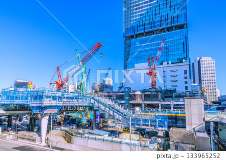 日本の東京都市景観 師走。フクラスデッキの上を鉄骨が覆う…クローラークレーンもズラリ… 日本の東京都市景観 師走。フクラスデッキの上を鉄骨が覆う…クローラークレーンもズラリ… 133965252