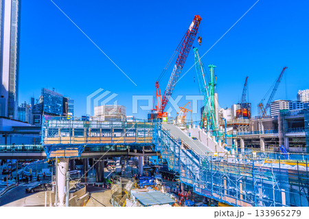 日本の東京都市景観 師走。フクラスデッキの上を鉄骨が覆う…クローラークレーンなどもズラリ… 133965279