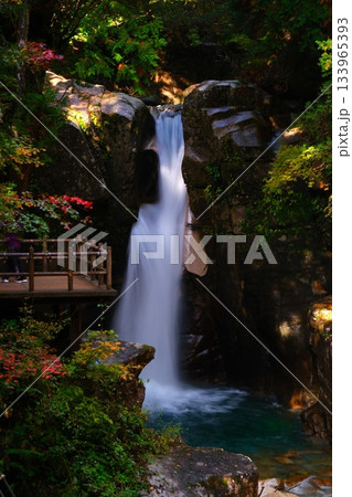 秋の夕森渓谷 竜神の滝 秋の夕森渓谷 竜神の滝 133965393