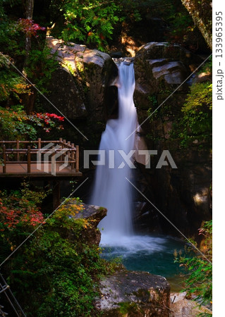 秋の夕森渓谷 竜神の滝 133965395