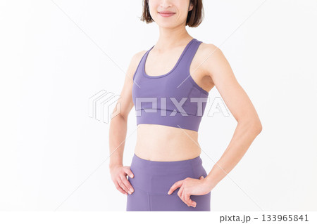 ヨガウェア姿のミドル女性 133965841