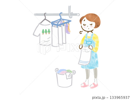 疲れた表情で洗濯物を干すエプロン姿の女性のイラスト 疲れた表情で洗濯物を干すエプロン姿の女性のイラスト 133965937
