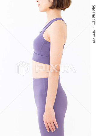 ヨガウェア姿のミドル女性の姿勢 133965960