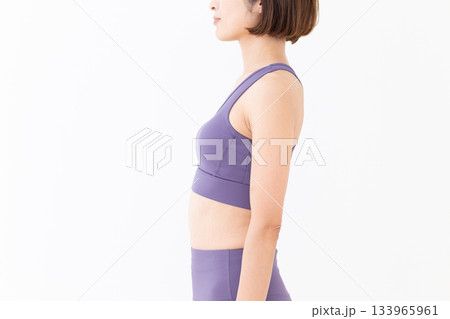 ヨガウェア姿のミドル女性の姿勢 ヨガウェア姿のミドル女性の姿勢 133965961