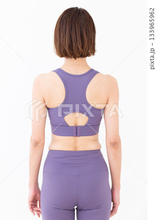 ヨガウェア姿のミドル女性の背中 133965962
