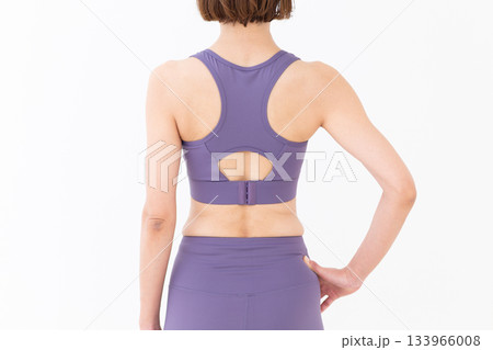 ヨガウェア姿のミドル女性の背中 133966008