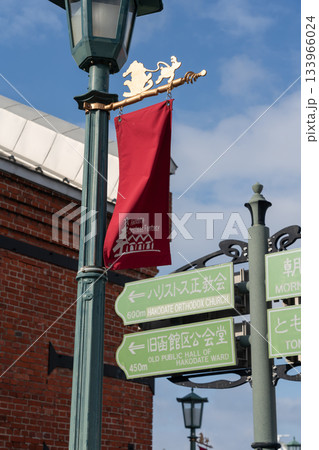 北海道函館_道案内の道路標識 133966024