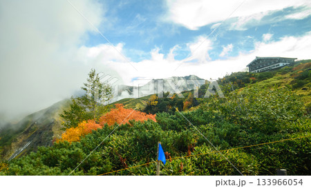 雨上がりの立山高原バス車窓風景　ソーメン滝と立山高原ホテル　富山県 133966054