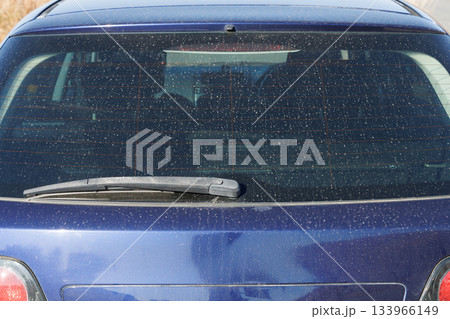 汚れた車体 リアガラス 133966149