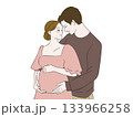 妊婦さんとお腹を触る男性 133966258