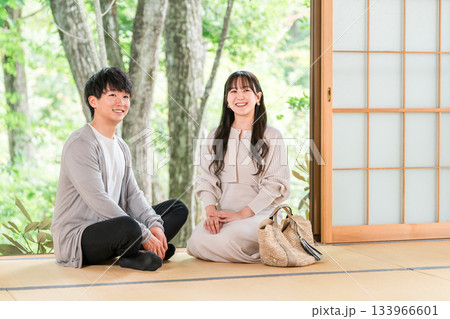 国内旅行で温泉旅館・和室に宿泊する夫婦・カップル 133966601
