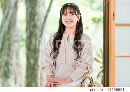 旅館,日本家屋の和室にいる若いアジア人女性 旅館,日本家屋の和室にいる若いアジア人女性 133966614