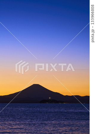 逗子海岸から見た夕焼けの空と湘南の海　神奈川県逗子市 133966808
