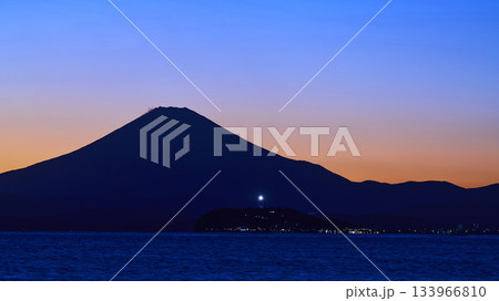 逗子海岸から見た夕焼けの空と湘南の海 神奈川県逗子市 逗子海岸から見た夕焼けの空と湘南の海 神奈川県逗子市 133966810
