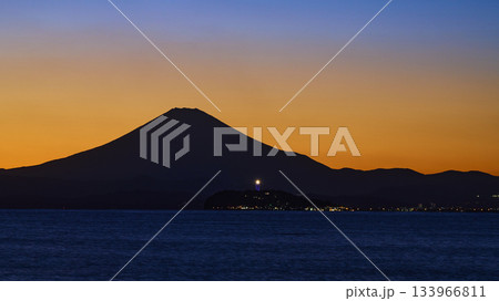 逗子海岸から見た夕焼けの空と湘南の海　神奈川県逗子市 133966811