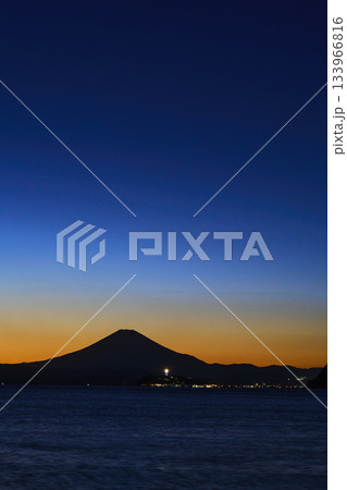 逗子海岸から見た夕焼けの空と湘南の海　神奈川県逗子市 133966816