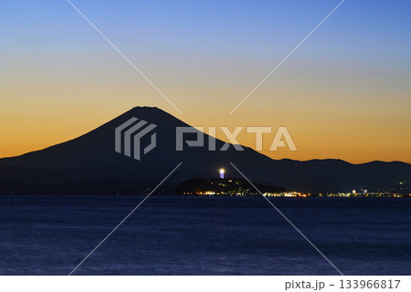 逗子海岸から見た夕焼けの空と湘南の海　神奈川県逗子市 133966817