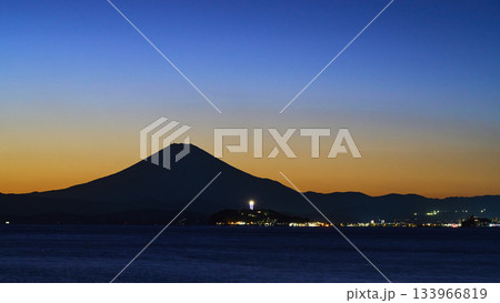 逗子海岸から見た夕焼けの空と湘南の海　神奈川県逗子市 133966819