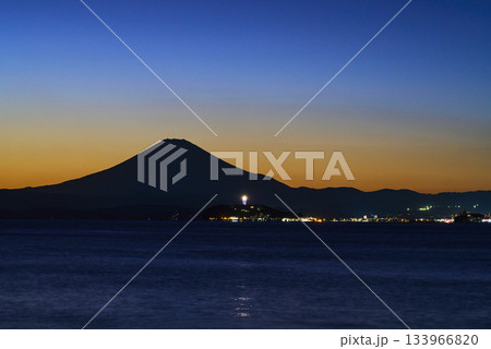 逗子海岸から見た夕焼けの空と湘南の海　神奈川県逗子市 133966820