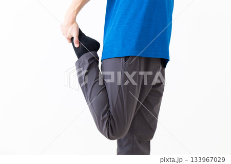 足のストレッチ体操をするTシャツ姿のミドル男性 足のストレッチ体操をするTシャツ姿のミドル男性 133967029