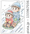 ソリで遊ぶ兄妹　色付き 133967036