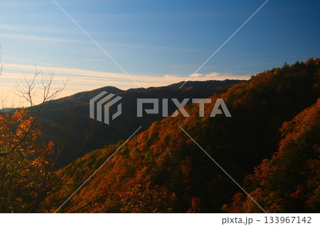 阿智村天空の楽園ヘブンスそのはらの星空と日の出 133967142