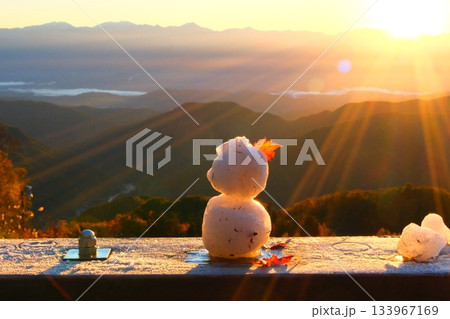 阿智村天空の楽園ヘブンスそのはらの星空と日の出 133967169