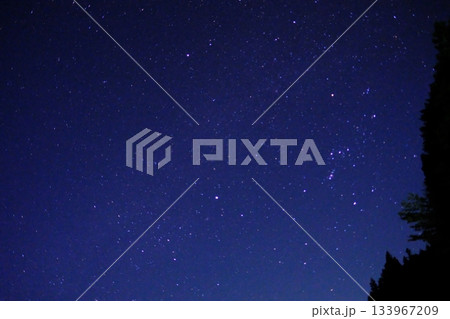 阿智村天空の楽園ヘブンスそのはらの星空と日の出 133967209