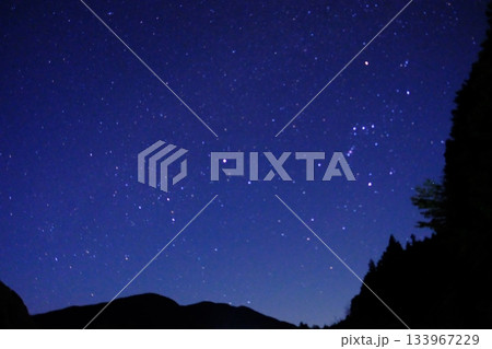 阿智村天空の楽園ヘブンスそのはらの星空と日の出 133967229