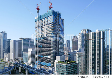 大阪・中之島の堂島川沿いの高層ビル群 大阪・中之島の堂島川沿いの高層ビル群 133967373