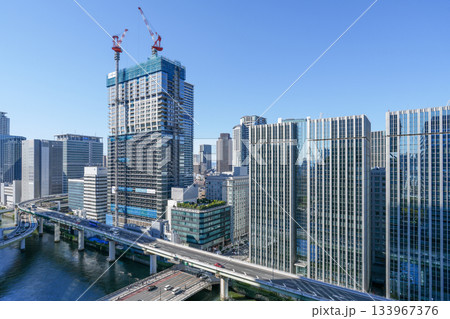 大阪・中之島の堂島川沿いの高層ビル群 133967376