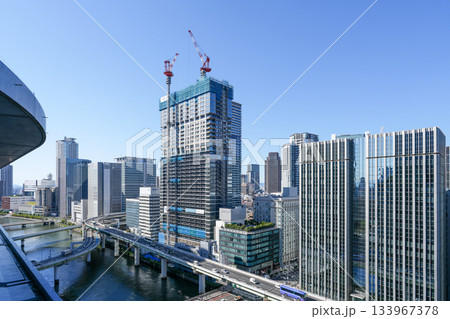 大阪・中之島の堂島川沿いの高層ビル群 133967378