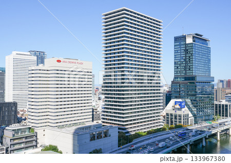 大阪・中之島の堂島川沿いの高層ビル群 133967380