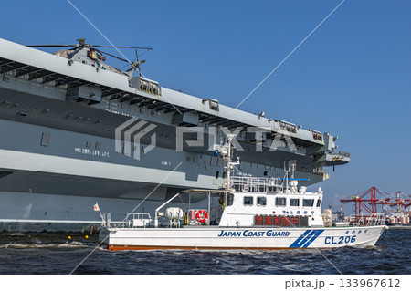 東京港に寄港するイギリス海軍 空母 クイーン・エリザベスと警備の海上保安庁 133967612