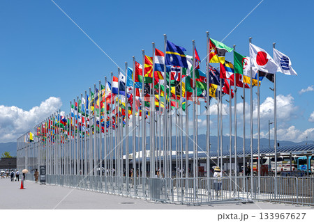 2025大阪・関西万博 入場ゲート 万国旗 133967627