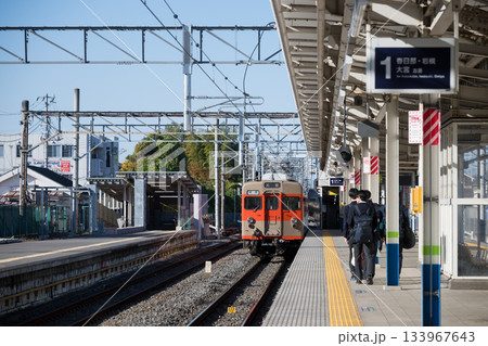 東武野田線 清水公園駅 東武8000系電車(リバイバルカラー) 東武野田線 清水公園駅 東武8000系電車(リバイバルカラー) 133967643
