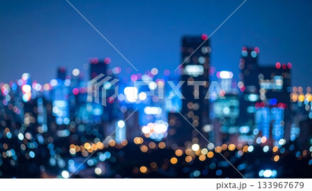 ソフトフォーカスの背景画像　ぼやけた都会のビルの夜景 133967679