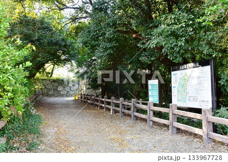 兵庫県　明石城（明石公園）の散策路と観光案内板 133967728