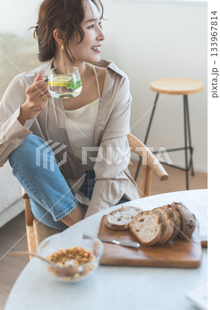 ダイニングテーブルで朝食をとる若いアジア人女性 ダイニングテーブルで朝食をとる若いアジア人女性 133967814