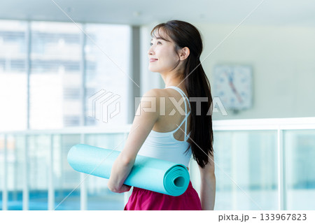 スポーツジムでトレーニングする若い女性 スポーツジムでトレーニングする若い女性 133967823