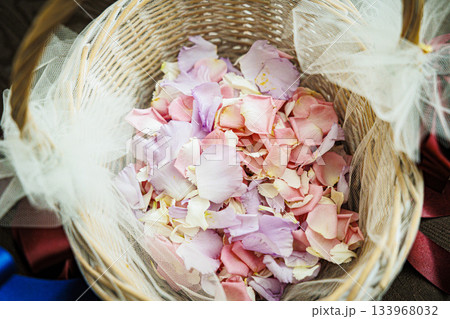 花びらのイメージ写真　フラワーシャワー 133968032